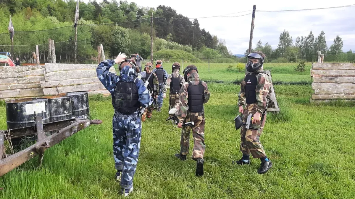 Uczestnicy wieczoru kawalerskiego podczas gry paintballowej