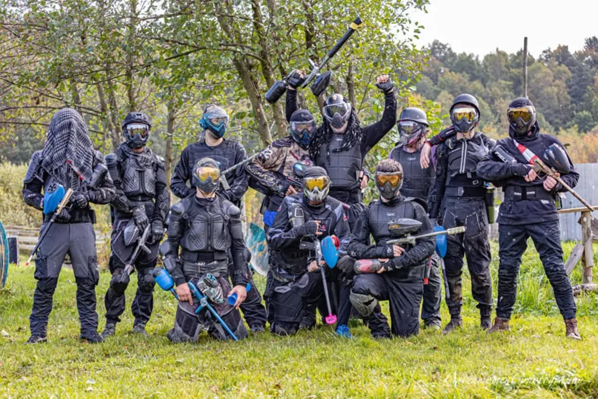 Grupa dzieci podczas urodzin paintballowych w Arenie Mocy