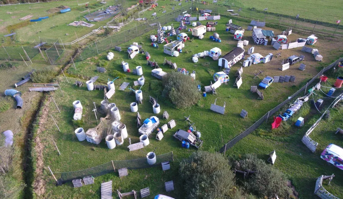 Arena Mocy – widok z lotu ptaka na pole paintballowe