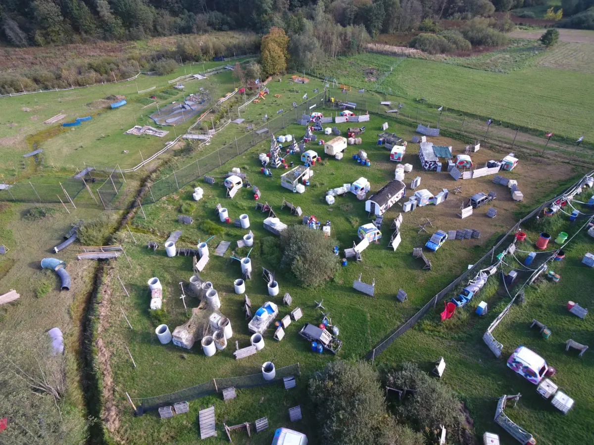 Uczestnicy podczas gry paintballowej w Arenie Mocy