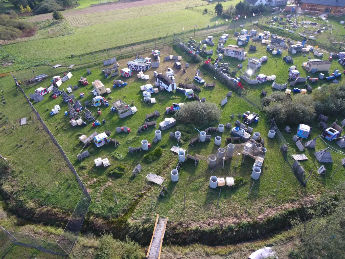 Widok na teren Areny Mocy - idealne miejsce na wycieczki szkolne