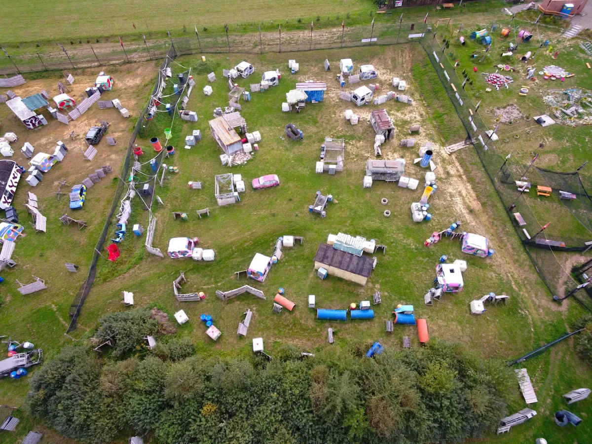 Imprezy integracyjne w Arenie Mocy - Grupa podczas gry paintballowej