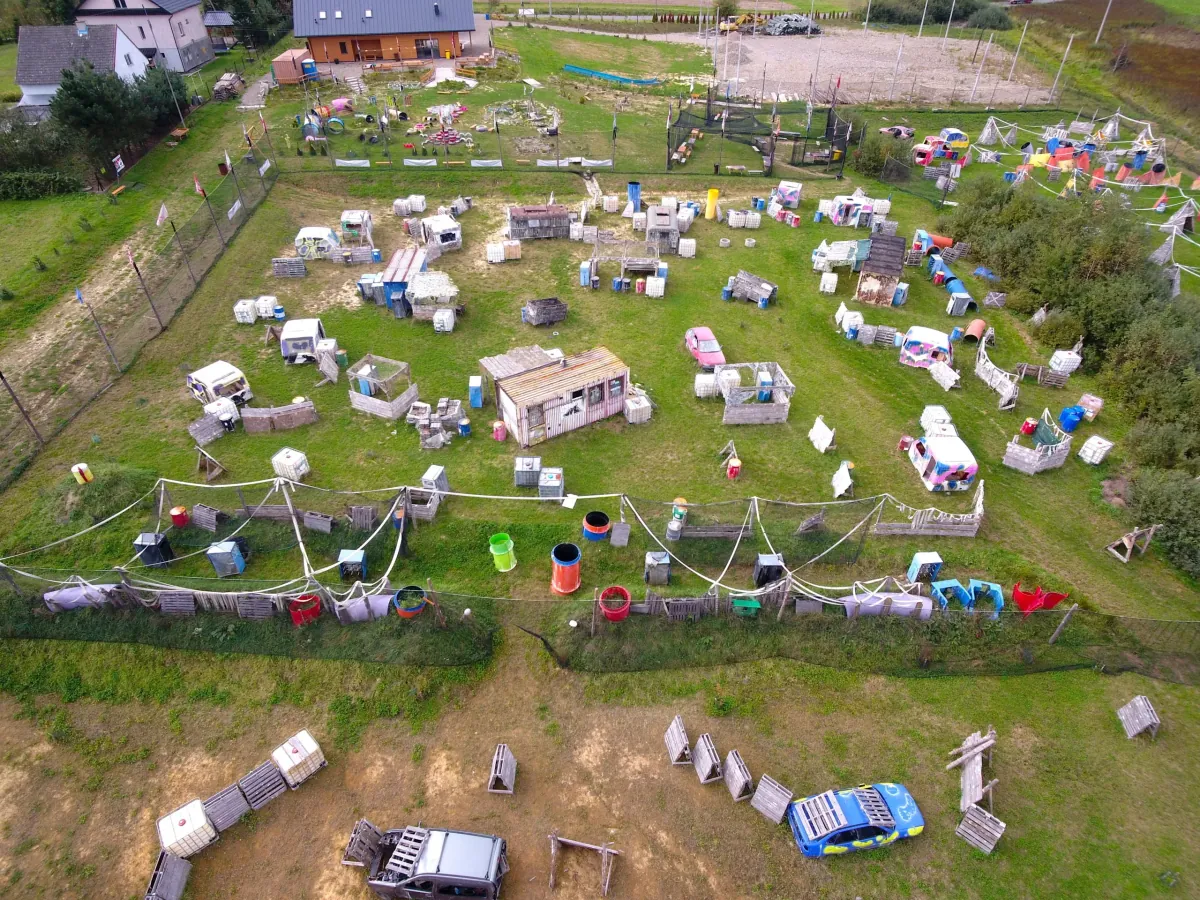 Budowanie zaufania w zespole podczas paintballa