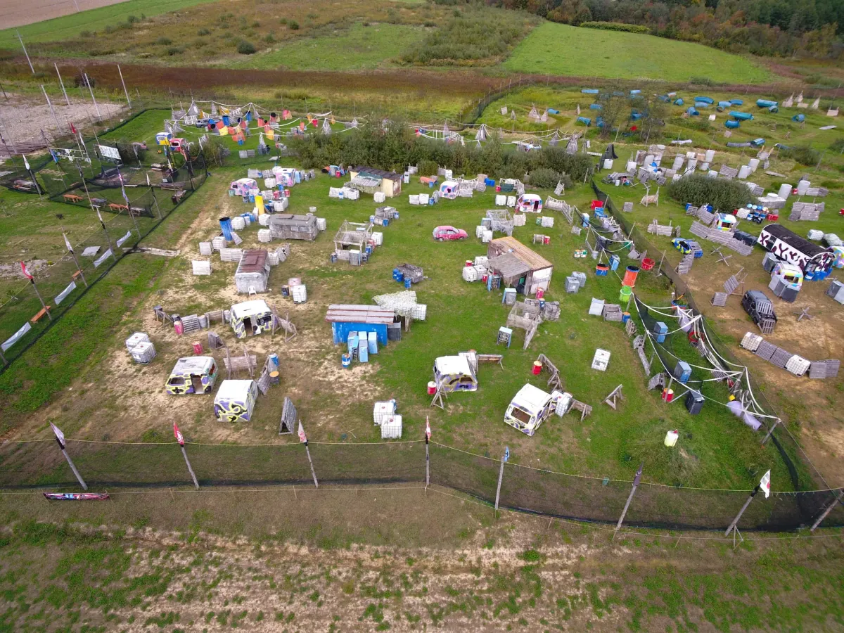 Komunikacja zespołowa podczas gry paintballowej