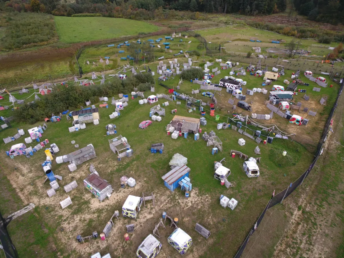 Współpraca zespołowa w grze paintballowej