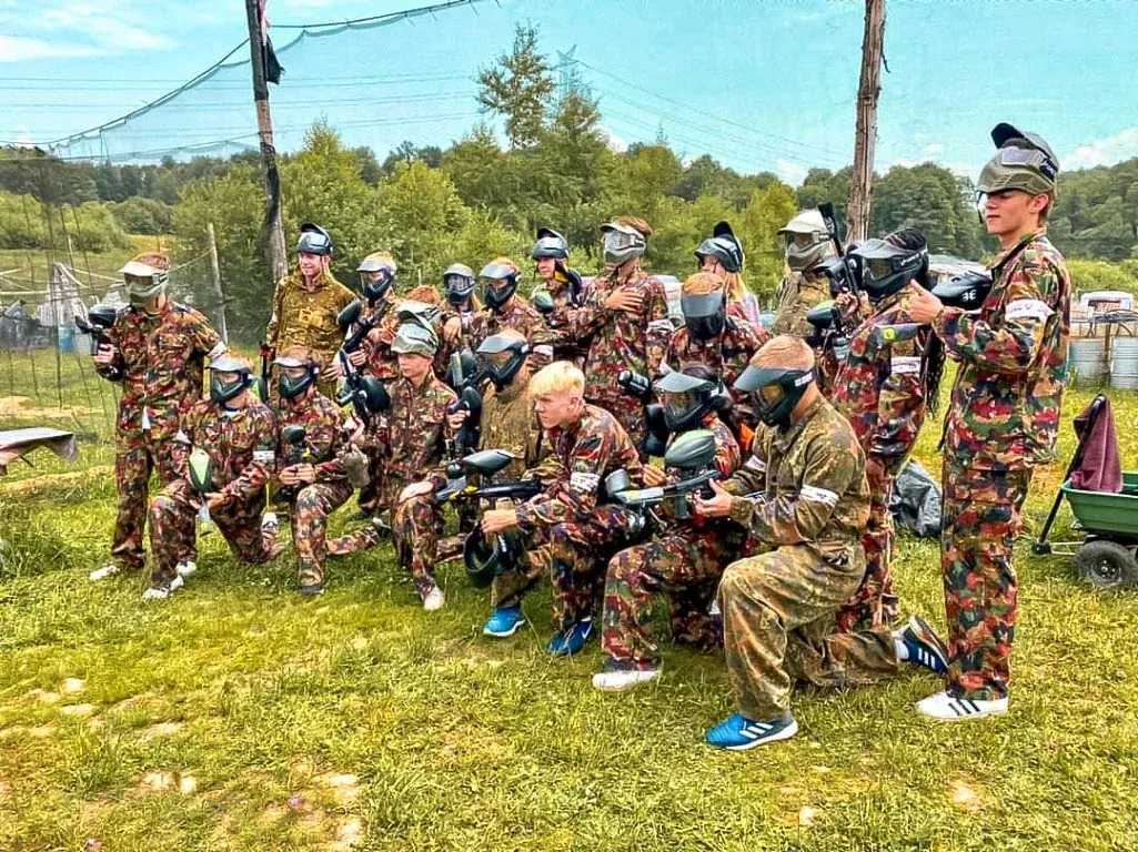 Grupa po imprezie integracyjnej paintball