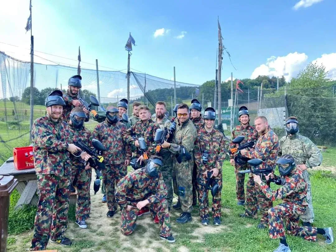 Zadowolony zespół po imprezie firmowej w Arenie Mocy