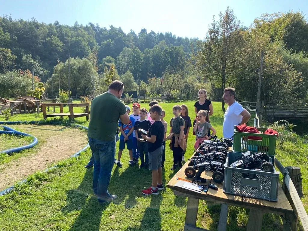 Grupa podczas przyjęcia urodzinowego paintball