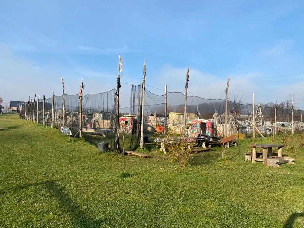 Uczestnik paintbalu podczas gry w Arenie Mocy