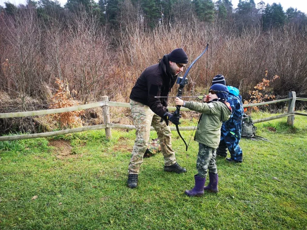 Uczestnicy półkolonii podczas zajęć paintballowych